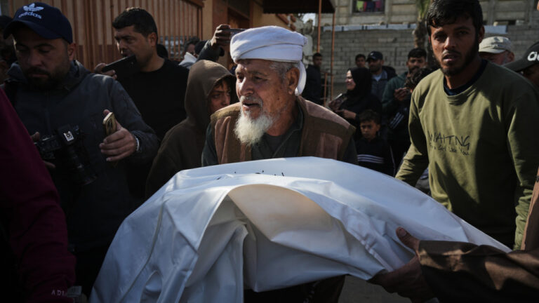 Παλαιστίνιοι αξιωματούχοι: Στους 18 οι νεκροί από ισραηλινά πλήγματα, αναστέλλεται η διέλευση στη Ράφα