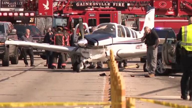 Πανικός στην Τζόρτζια των ΗΠΑ: Τρομακτικό βίντεο με αναγκαστική προσγείωση αεροπλάνου στο δρόμο