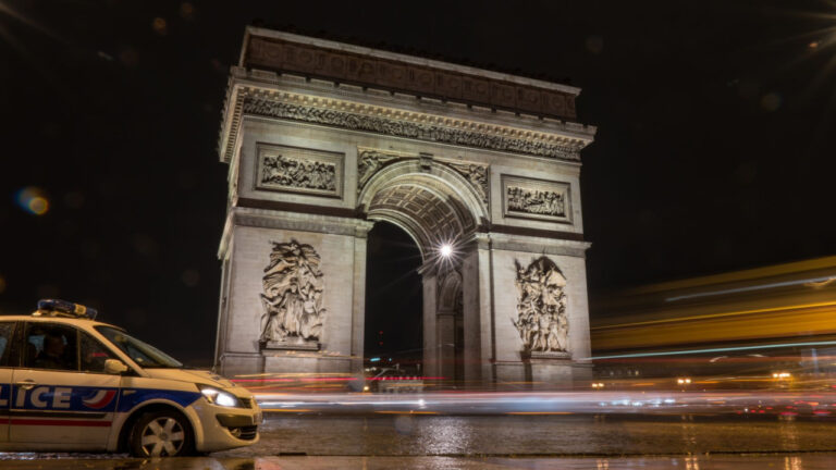Παρίσι: Αστυνομικοί πυροβόλησαν άνδρα που τους απείλησε με μαχαίρι κοντά στην Αψίδα του Θριάμβου - Δείτε βίντεο