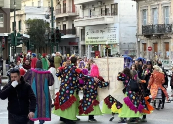 Πατρινό Καρναβάλι 2026: Στους δρόμους η καρδιά του Καρναβαλιού για τη νυχτερινή ποδαράτη - Δείτε live