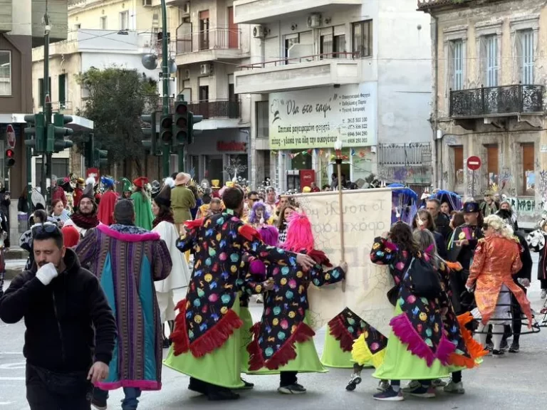 Πατρινό Καρναβάλι 2026: Στους δρόμους η καρδιά του Καρναβαλιού για τη νυχτερινή ποδαράτη - Δείτε live