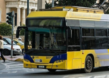 Πετράλωνα: Τραυματισμένος οδηγός από τρόλεϊ που έπεσε σε πολυκατοικία