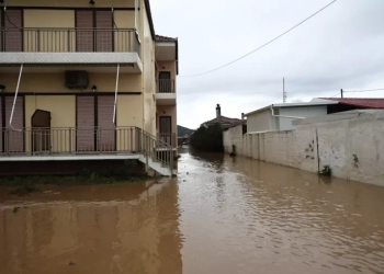 Πλημμύρισε ο Αγιόκαμπος στη Λάρισα: Δρόμοι και θάλασσα έγιναν ένα από ρέμα που υπερχείλισε