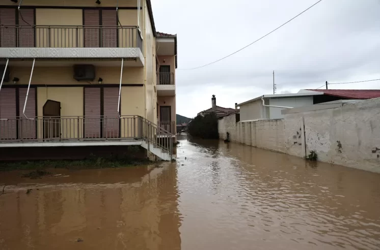 Πλημμύρισε ο Αγιόκαμπος στη Λάρισα: Δρόμοι και θάλασσα έγιναν ένα από ρέμα που υπερχείλισε