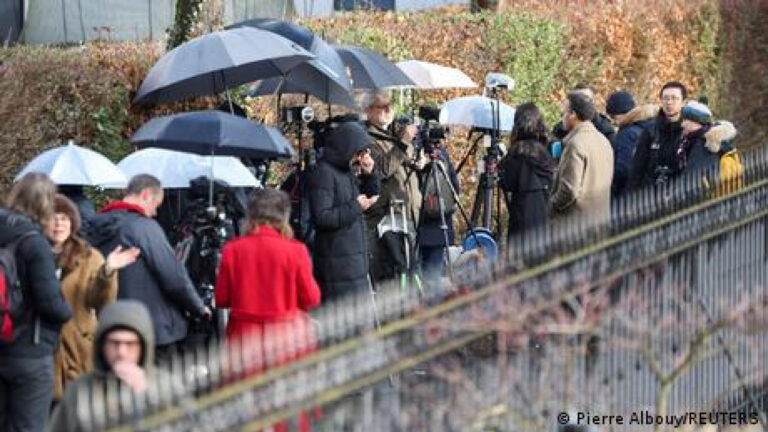 Πολεμούν στα λόγια, ετοιμάζουν τα όπλα