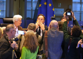 Politico: Κάνει λάθος ο Ρούτε για την ευρωπαϊκή άμυνα