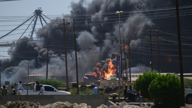 Πολύνεκρη έφοδος των παραστρατιωτικών σε προπύργιο πρώην ηγέτη τους στο Σουδάν