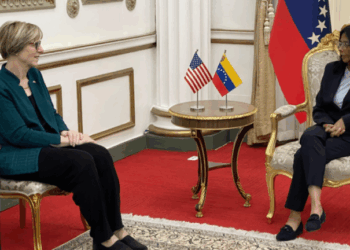 Πρώτη συνάντηση της Ροντρίγκεζ με την επιτετραμένη των ΗΠΑ για τη «μετάβαση» στη Βενεζουέλα