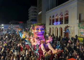 Σε καρναβαλικούς ρυθμούς η Πάτρα - Αυξημένη η κίνηση στα ΚΤΕΛ, «πλημμυρίζουν» οι δρόμοι από κόσμο