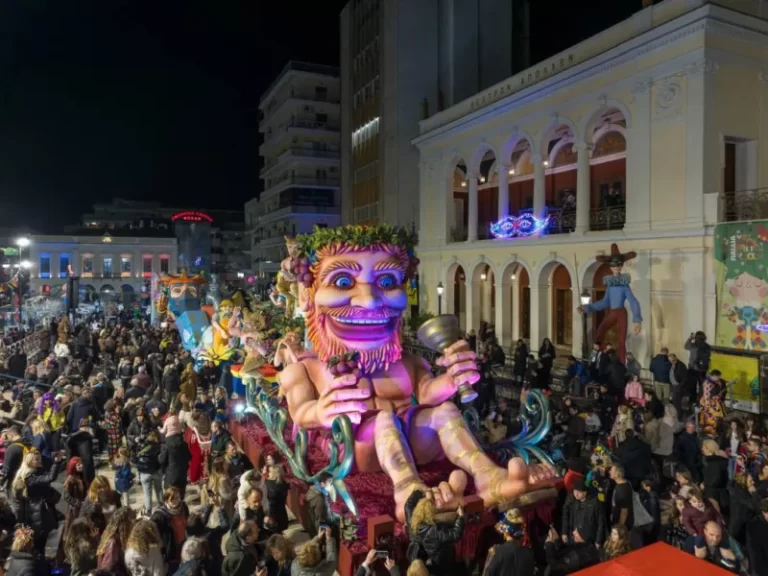 Σε καρναβαλικούς ρυθμούς η Πάτρα - Αυξημένη η κίνηση στα ΚΤΕΛ, «πλημμυρίζουν» οι δρόμοι από κόσμο