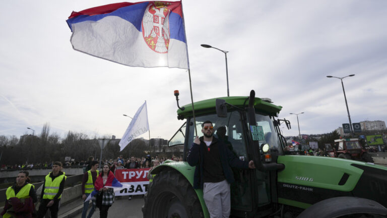 Σερβία: Αποκλείουν δρόμους οι αγρότες, ζητούν προσωρινή απαγόρευση εισαγωγής αγροτικών προϊόντων - Βίντεο
