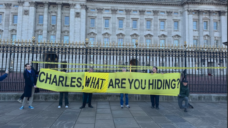 Σκάνδαλο Έπσταϊν: Διαδηλωτές έξω από το Μπάκιγχαμ - «Κάρολε, τι κρύβεις;» - Δείτε βίντεο