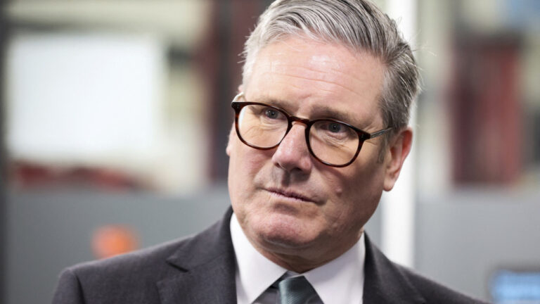 Στάρμερ: Να ζητήσει συγγνώμη ο ιδιοκτήτης της Man Utd για δήλωση ότι η Βρετανία αποικίστηκε από μετανάστες