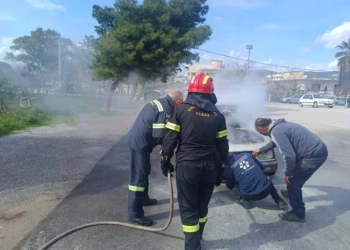 Στιγμές αγωνίας στην Ερέτρια: Ηλικιωμένοι είδαν το αυτοκίνητό τους να τυλίγεται στις φλόγες - Δείτε βίντεο