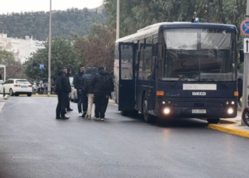 Στην Ευελπίδων οι κατηγορούμενοι για το κύκλωμα των τσιγαράδων - Βίντεο