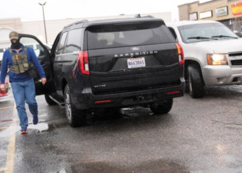 Στο φως βίντεο πράκτορα της συνοριοφυλακής, αφού πυροβόλησε γυναίκα στο Σικάγο - «Κάνε κάτι, σκύλα»