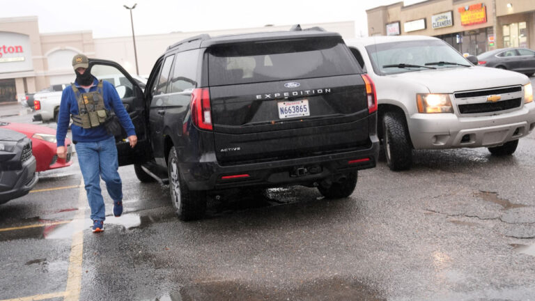 Στο φως βίντεο πράκτορα της συνοριοφυλακής, αφού πυροβόλησε γυναίκα στο Σικάγο - «Κάνε κάτι, σκύλα»