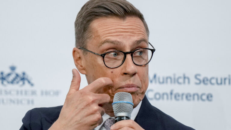 Στουμπ: Πρέπει να παραδεχθούμε ότι οι ΗΠΑ αλλάζουν