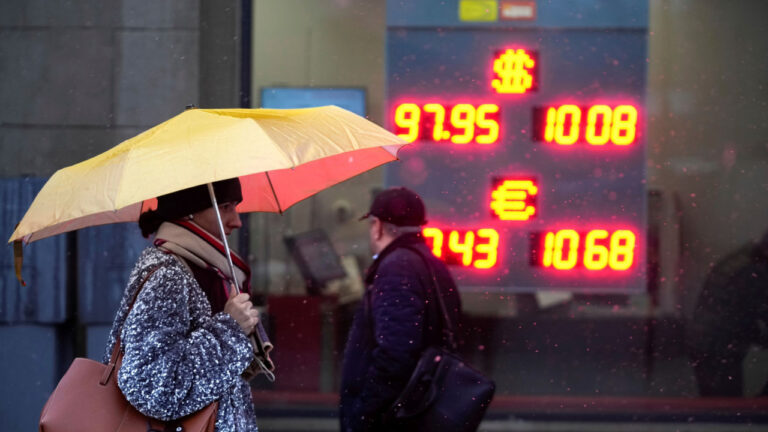 Στροφή 180 μοιρών από τη Μόσχα: Σχέδιο επανόδου στο δολάριο στο τραπέζι των διαπραγματεύσεων