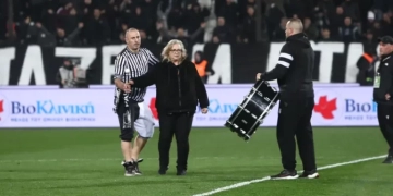 Συγκίνηση στην Τούμπα: Μητέρα οπαδού του ΠΑΟΚ που σκοτώθηκε στη Ρουμανία, χτυπά το τύμπανο - Βίντεο, φωτογραφίες