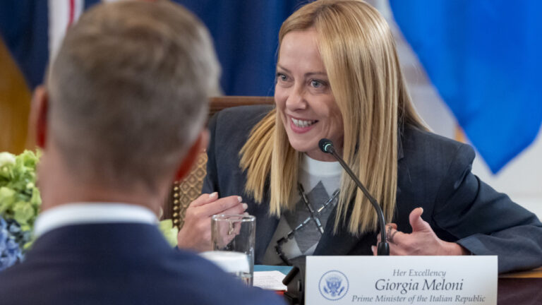 Συνάντηση της Μελόνι με τον Εμίρη του Κατάρ πριν από την έναρξη των Χειμερινών Ολυμπιακών Αγώνων