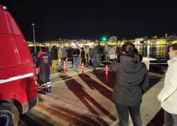 Συνεχίζονται οι έρευνες στο σημείο της τραγωδίας με 15 νεκρούς στη Χίο - Ελέγχεται Μαροκινός