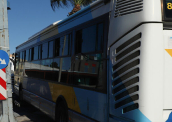 Συνελήφθησαν τρεις ανήλικοι που έριχναν πέτρες προκαλώντας φθορές σε αστικό λεωφορείο στο Πόρτο Ράφτη 