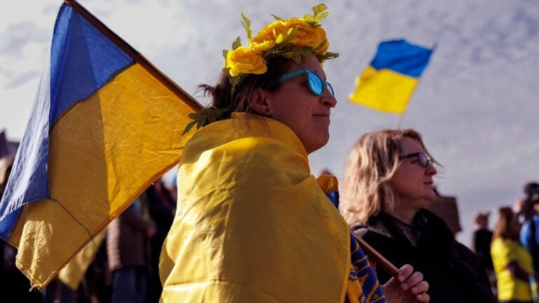 Τέταρτη επέτειος πολέμου στην Ουκρανία: Μια ζωή παγιδευμένη σε διασταυρούμενα πυρά