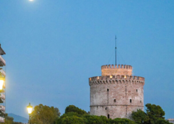 Θεσσαλονίκη: Δύο σκάφη καθαρίζουν τον Θερμαϊκό από τόνους φερτών υλικών