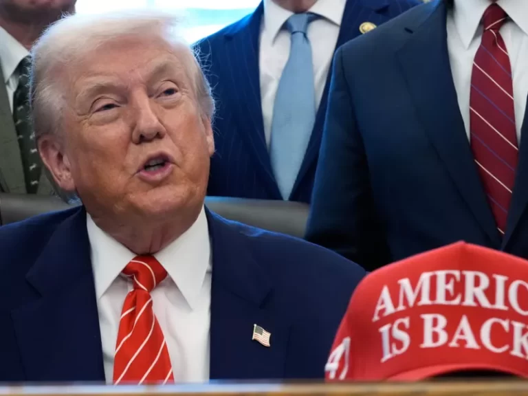 Ντόναλντ Τραμπ στο Οβάλ Γραφείο