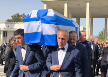 Το τελευταίο «αντίο» στον Αναστάση Παπαληγούρα - Συγκίνησε ο αποχαιρετισμός της κόρης του Λένας