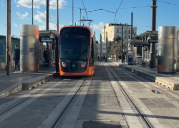 Το τραμ «έδεσε» στο λιμάνι του Πειραιά - Δίπλα στα πλοία η νέα στάση (Βίντεο)