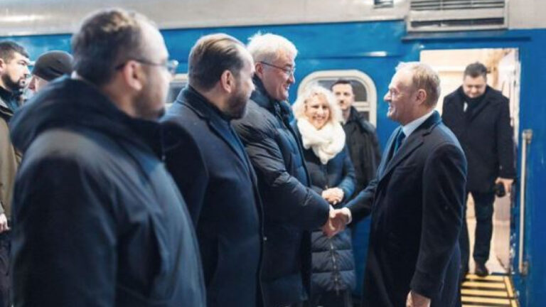 Τουσκ: Επισκέπτεται την Ουκρανία, η οποία ανακοίνωσε νέα ρωσική επίθεση σε σιδηροδρομική υποδομή