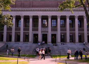 Τραμπ: Διεκδικεί αποζημίωση 1 δισ. δολαρίων από το Χάρβαρντ