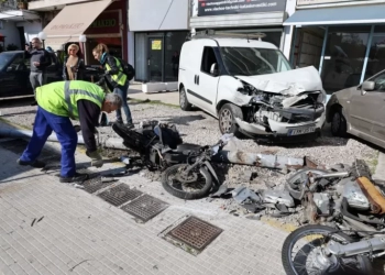 Τροχαίο στη Λ. Θηβών με 3 τραυματίες - Φορτηγό προσέκρουσε σε σταθμευμένα οχήματα