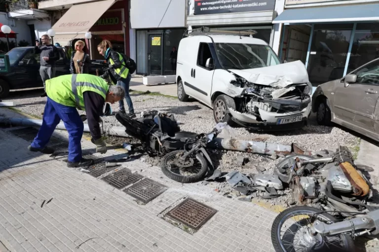 Τροχαίο στη Λ. Θηβών με 3 τραυματίες - Φορτηγό προσέκρουσε σε σταθμευμένα οχήματα