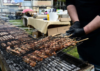 Τσικνοπέμπτη σήμερα: Η Αθήνα το «τσικνίζει» στη Βαρβάκειο