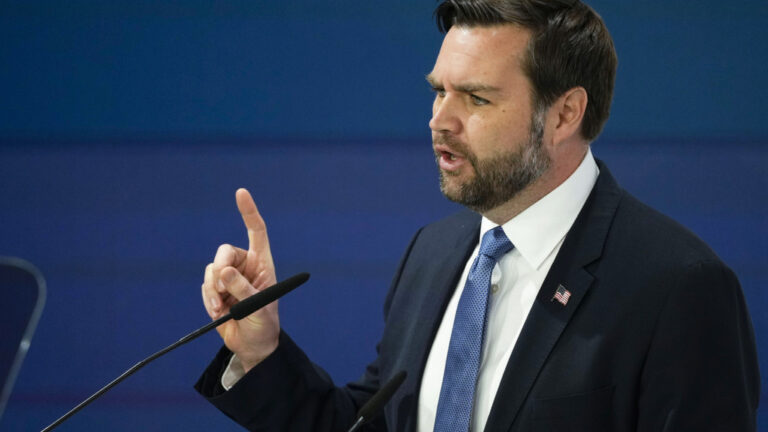 Βανς: Ανησυχώ για τις παραβιάσεις της ιδιωτικής ζωής των Αμερικανών μέσω τεχνητής νοημοσύνης