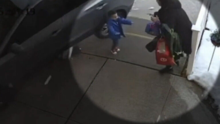 Βίντεο που κόβει την ανάσα: Αυτοκίνητο πέφτει πάνω σε μητέρα με 2 παιδιά