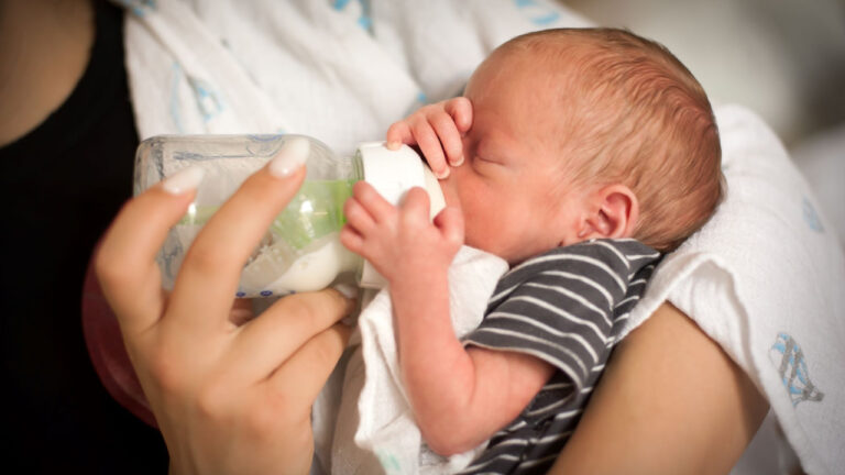 Βρετανία: Ανακοίνωσε πιθανά συμπτώματα δηλητηρίασης 36 βρεφών από μολυσμένο γάλα