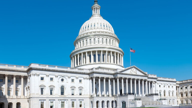 Wall Street Journal: Η κυβέρνηση Τραμπ θέλει να απολύει πιο εύκολα ανώτερους ομοσπονδιακούς υπαλλήλους