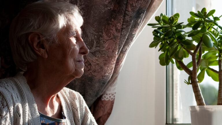 Ξυλοδαρμοί και κακοποίηση ηλικιωμένων: Τα θύματα φοβούνται και δεν μιλούν