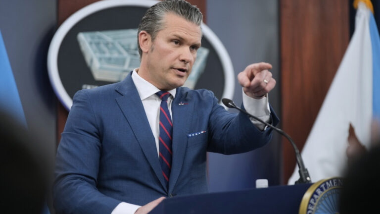 «Άκρως επικίνδυνος»: Η ρητορική του Χέγκσεθ για το μακελειό στο Ιράν προκαλεί φόβο