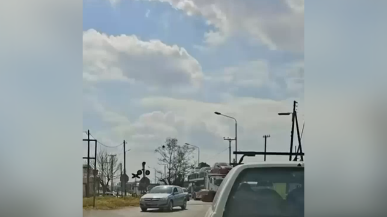 Αλεξάνδρεια Ημαθίας: Το «θρίλερ» με τις μπάρες στη διάβαση που «τρελάθηκαν» – Οδηγοί περνούν με δική τους ευθύνη