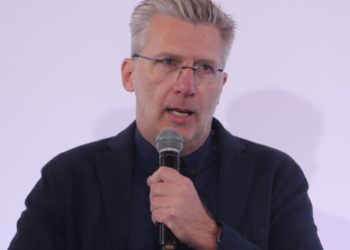 Ανήλικοι και αλκοόλ: Τι αλλάζει με τον νέο νόμο – Όσα είπε ο Άκης Σκέρτσος