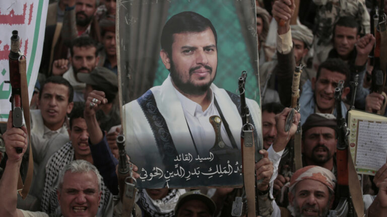 Απειλεί να πάρει τα όπλα ο αρχηγός των Χούθι αν το απαιτήσει ο πόλεμος στη Μέση Ανατολή