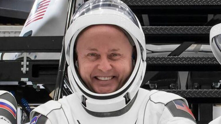 Αστροναύτης έτρωγε δείπνο στο διάστημα και ξαφνικά.. δεν μπορούσε να μιλήσει