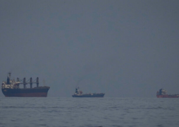 Bloomberg: Το άνοιγμα του Στενού του Ορμούζ φαίνεται απίθανο χωρίς κατάπαυση του πυρός στο Ιράν