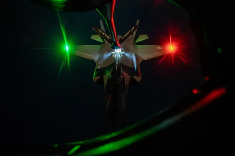 Διαστημική τεχνολογία: F-35 ανεφοδιάζεται στον αέρα μέσα στη νύχτα - Δείτε φωτογραφίες