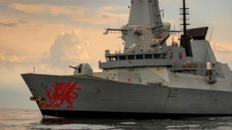Έφτασε στην Κύπρο το βρετανικό αντιτορπιλικό HMS Dragon